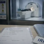 IRM Blois : tableau avec ordonnance et badge IRM en centre d’imagerie
