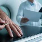 Main radiographie en salle de radiologie