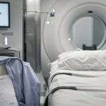 Scanner lombaire en centre d’imagerie, patient et table d’examen