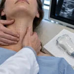 Échographie cervicale : sonde et gel sur le cou